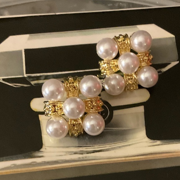 Elegant Gold and Pearl Earrings - Picture 7 of 7